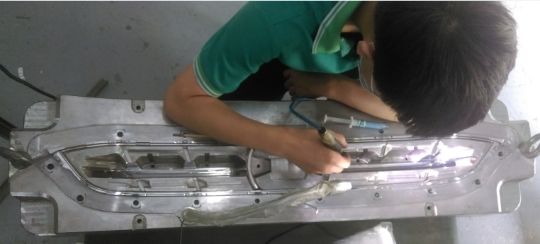 汽车中网抛光之前期省模打磨工序，师傅用气动打磨机进行砂纸省模，由于产品角落深，操作苦难，最后抛光工序也是很艰难的，关键是控制好前期打磨工序的质量要求，