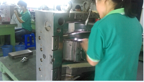 省模师傅正在对车灯模具进行前期省模，砂纸型号用#600、#800、#1000、最后到#1200，需确保去除火花纹、打磨平整才能进入下工序，严格的全过程把控是保证后期抛光能达到表面光洁度要求的关键